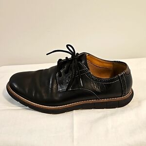Boy's Dress shoes - Johnston & Murphy, size 4M. Black and brown leather.